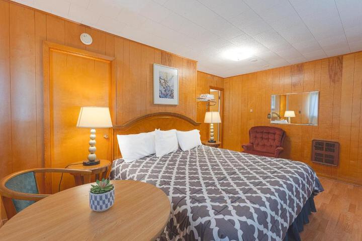 Deluxe King Bed (3 of 18)