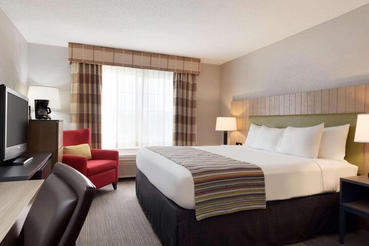 1 King Bed (2 of 15)