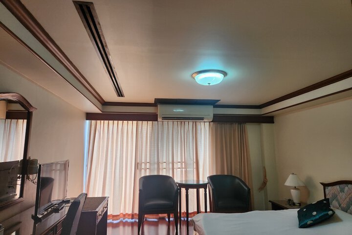 Room 50 of 195