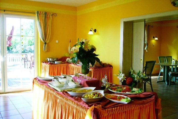 Dining 9 of 10