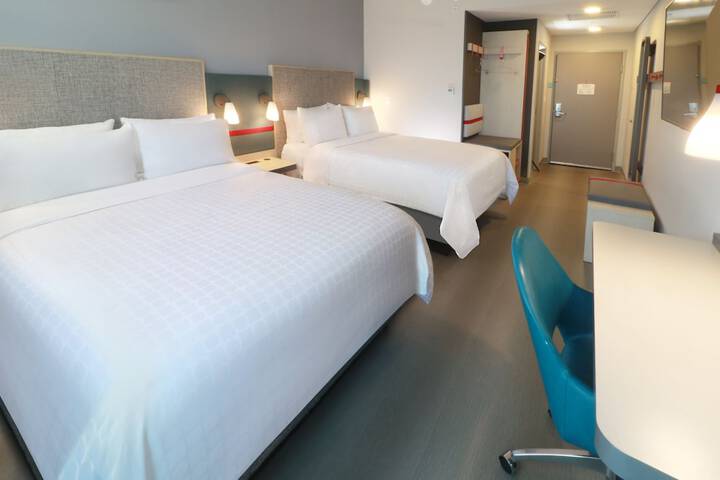 1 Queen Bed (8 of 11)