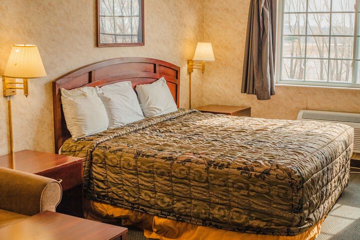Deluxe King Room (9 of 21)