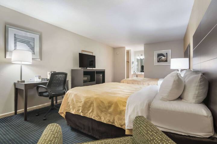 2 Queen Beds (11 of 12)