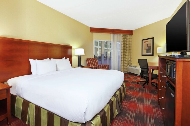 1 King Bed (4 of 26)