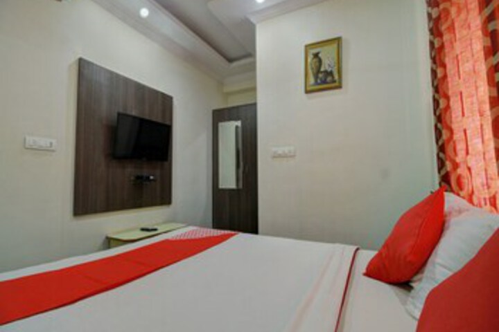 Room 16 of 38