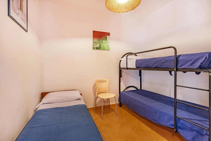 Room 4 of 16