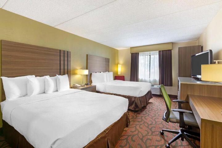 2 Queen Beds Microwave and Refrigerator WiFi Full Breakfast (4 of 8)