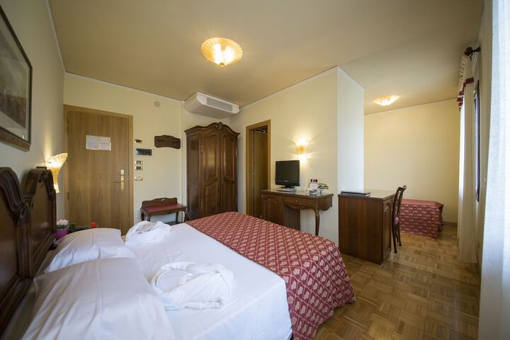 Room 12 of 73