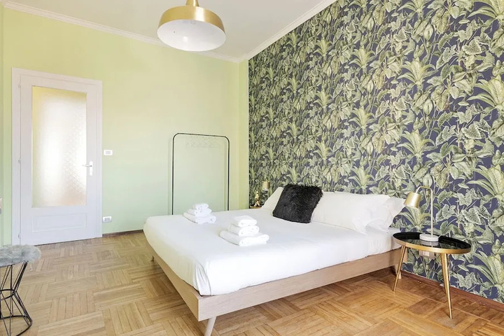 Room 6 of 11