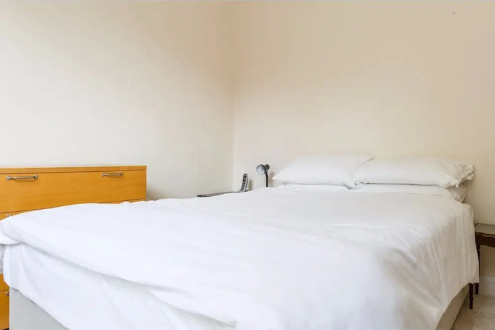 Room 5 of 10