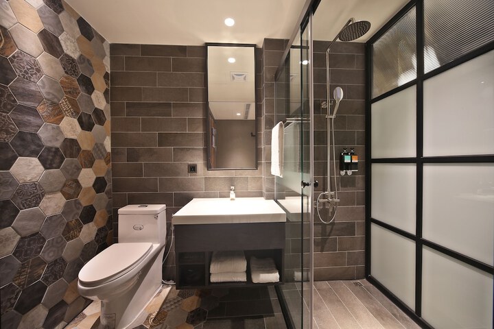 Room 10 of 33