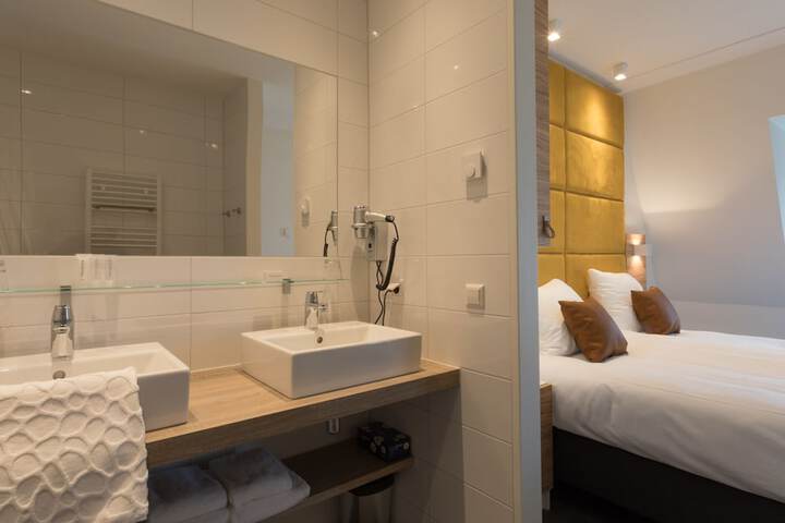Room 32 of 61