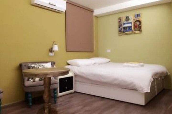 Room 10 of 14