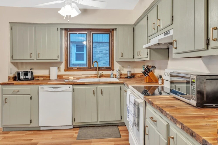 Photo of Amazing Hideaway - Short Walk To Hoyt Park! 3 Bedroom Townhouse by Redawning