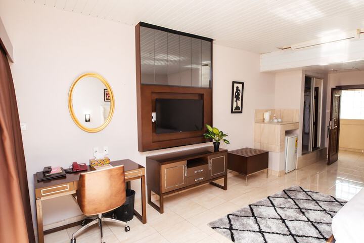 Room 3 of 76