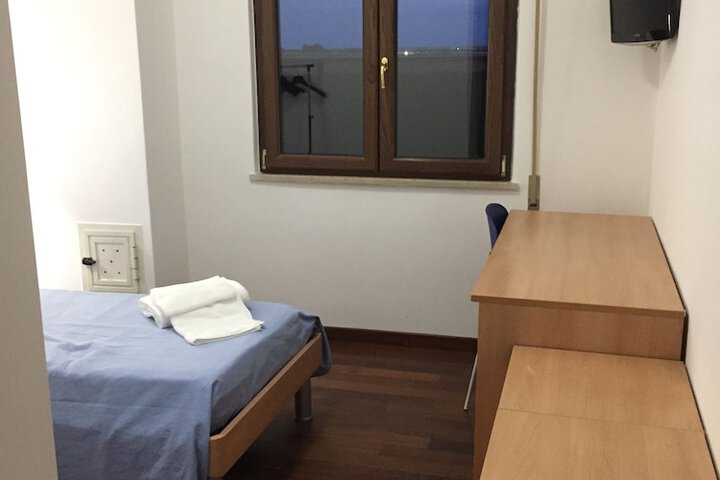 Room 4 of 25