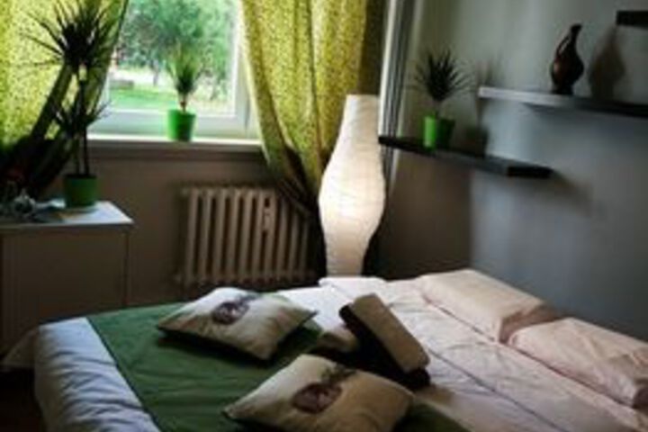 Room 6 of 9
