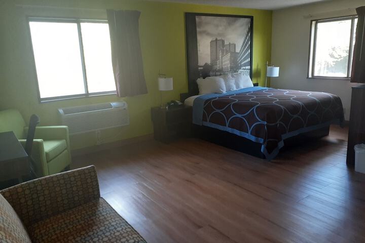 1 King Bed (2 of 9)