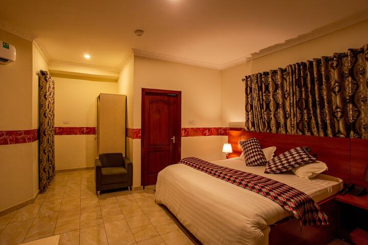 Room 13 of 100