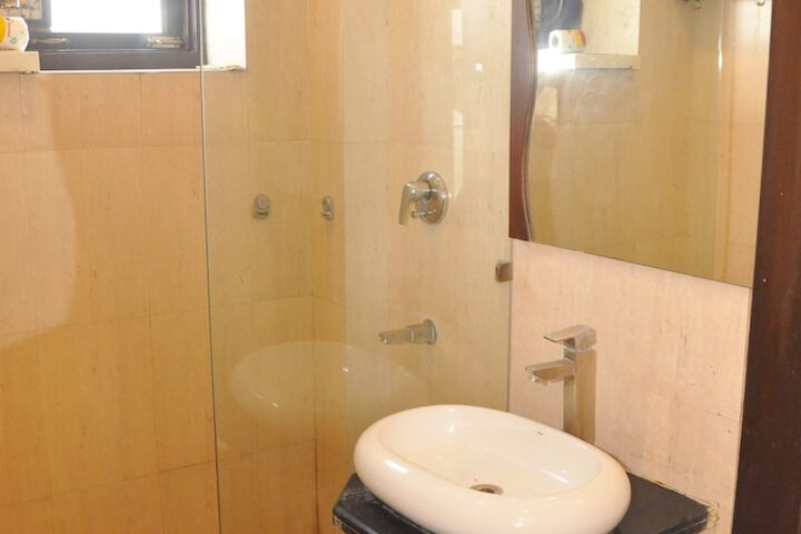 Room 7 of 18