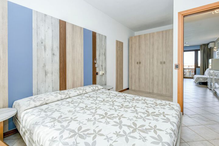 Room 19 of 203