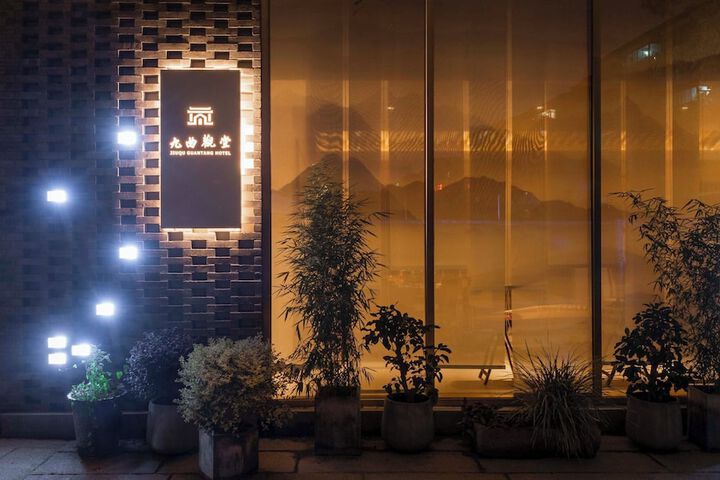 Hotel Exterior 82 of 101