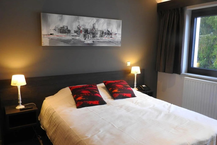 Room 4 of 10