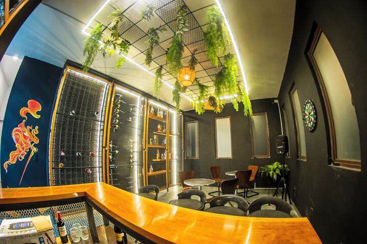 Lounge 22 of 38