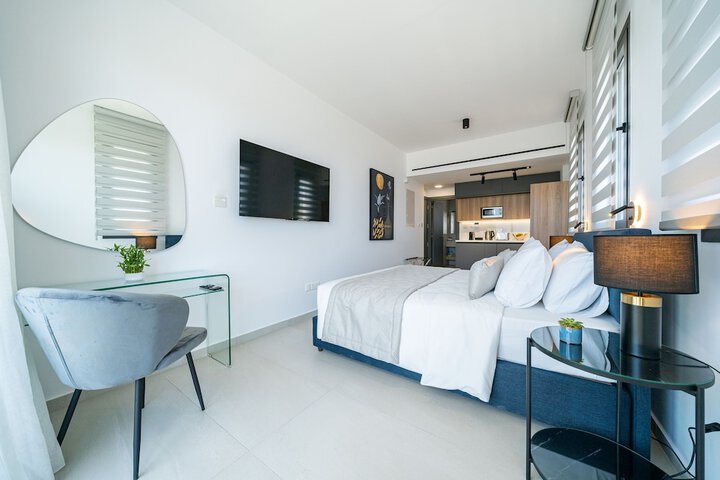 Room 15 of 77