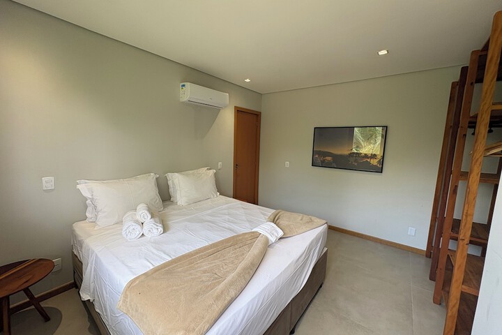 Room 3 of 104