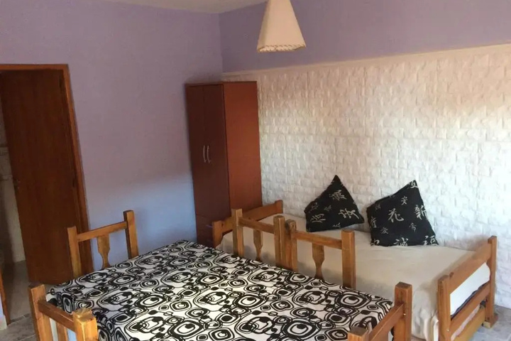 Room 6 of 12