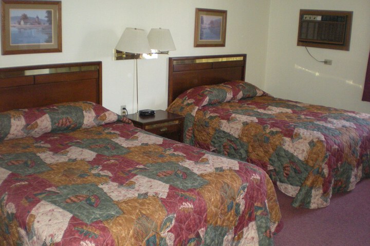 1 Queen Bed (2 of 4)