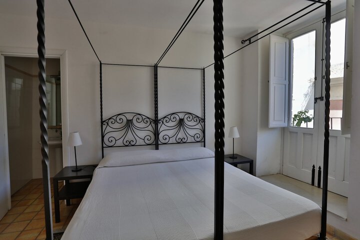 Room 10 of 48