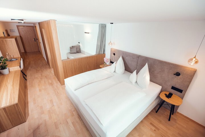 Room 20 of 102