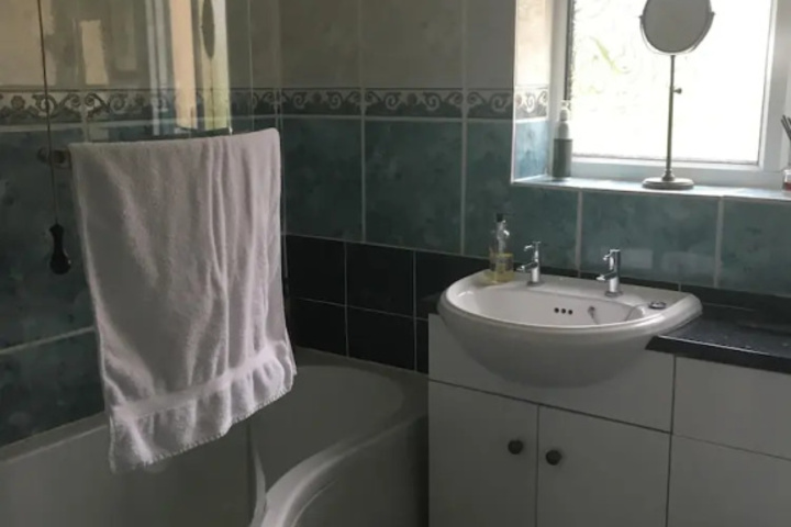 Room 6 of 12