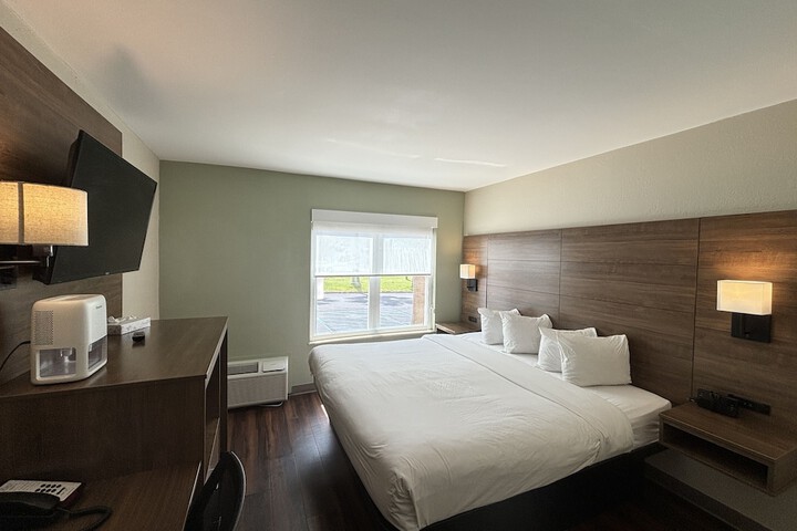 1 King Bed Deluxe Accessible Room Roll in Shower with Grab Bars (9 of 17)