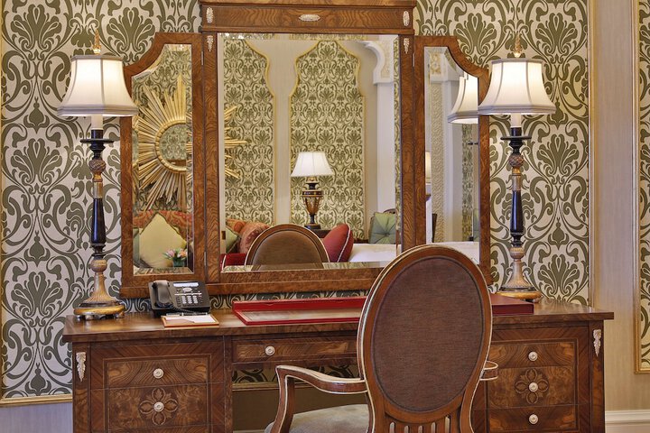Room 10 of 80