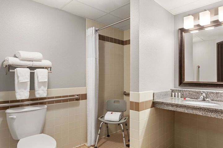2 Double Beds Mobility Accessible (5 of 6)