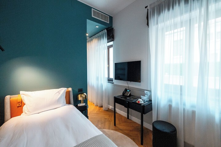 Room 10 of 87