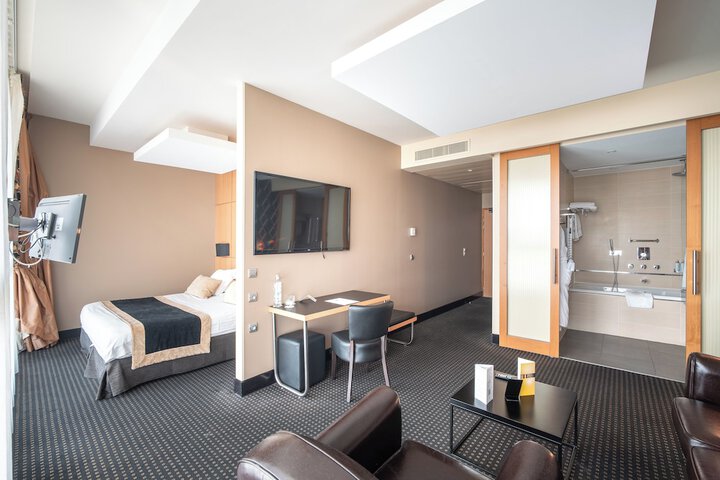 Room 4 of 20