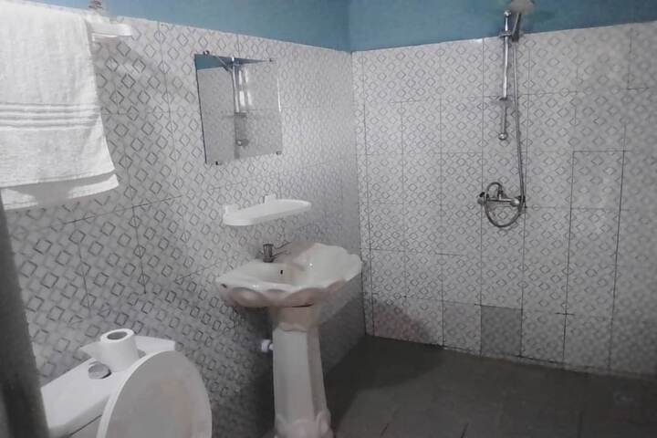 Room 6 of 8