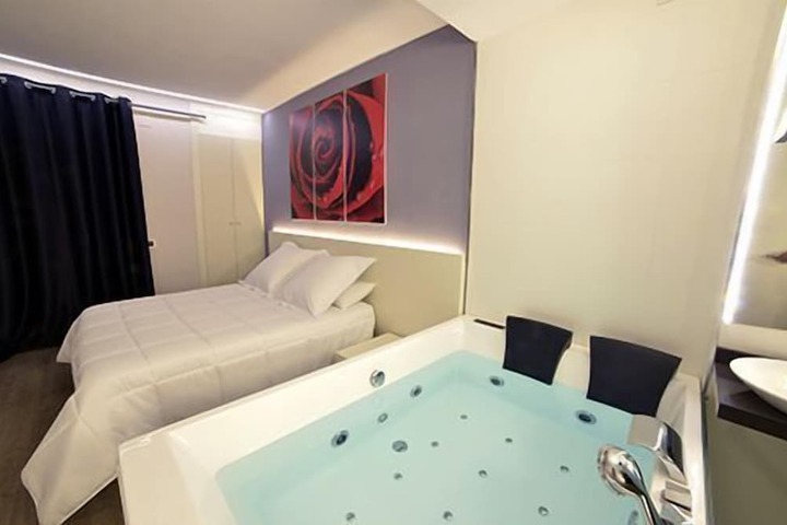 Room 2 of 40