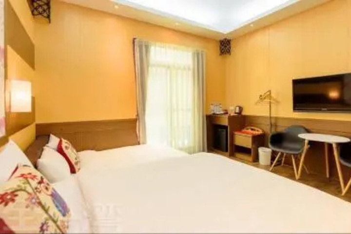 Room 5 of 9