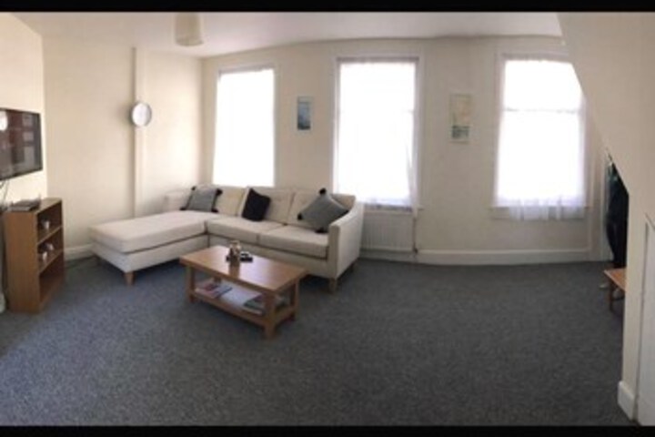 Room 6 of 12