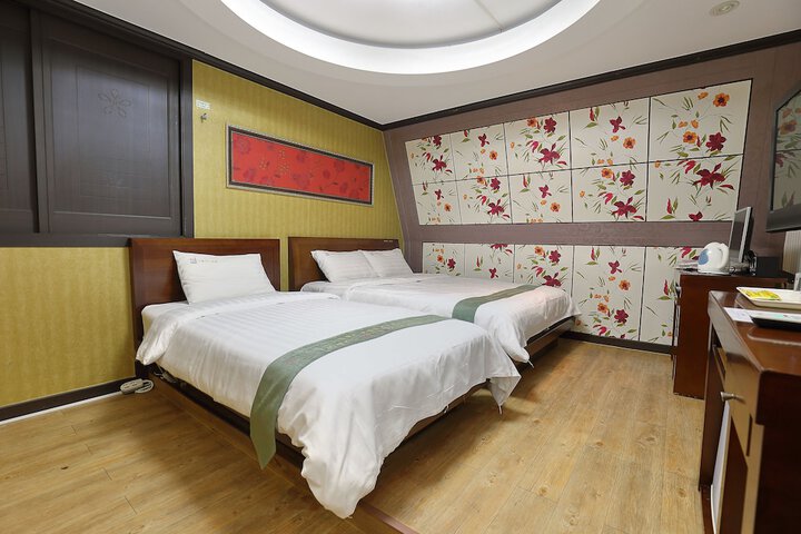 Room 9 of 40
