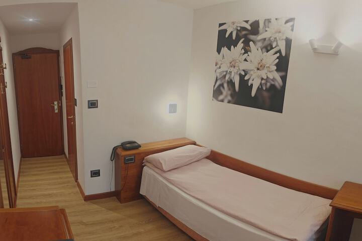 Room 6 of 53