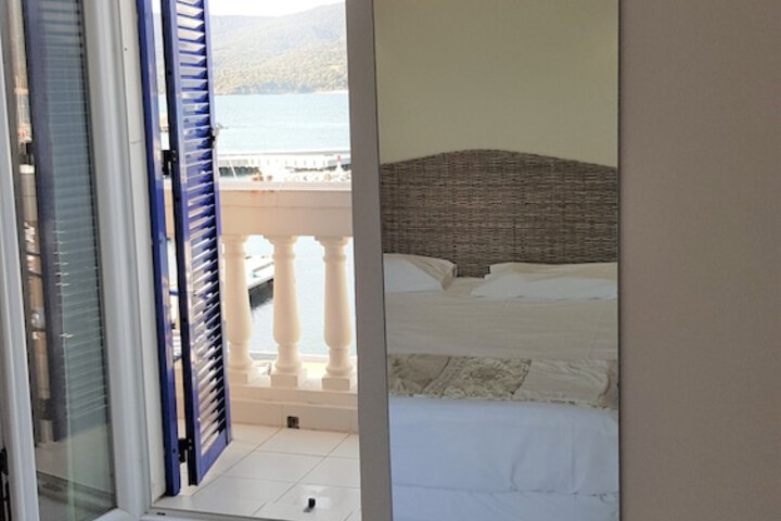 Room 8 of 34