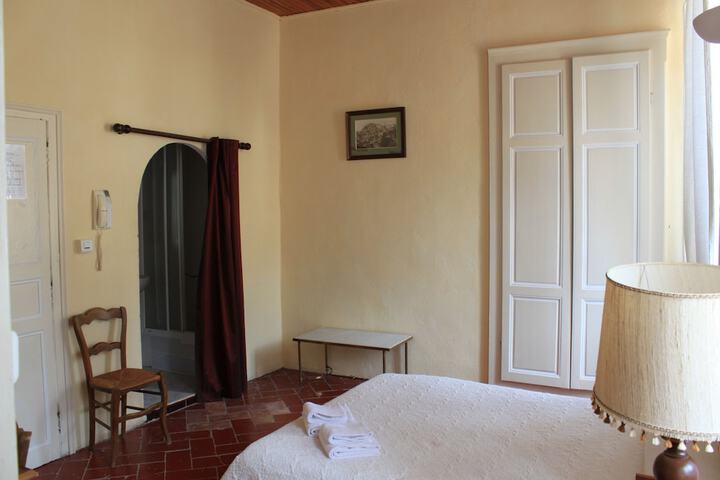 Room 13 of 40