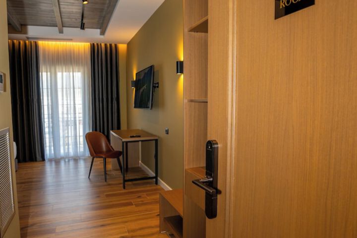 Room 13 of 33