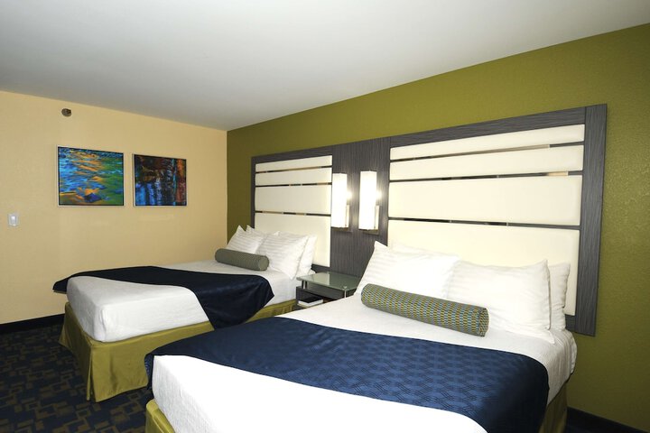 2 Double Beds Pet Friendly Room, Microwave and Refrigerator WiFi Full Breakfast (6 of 8)
